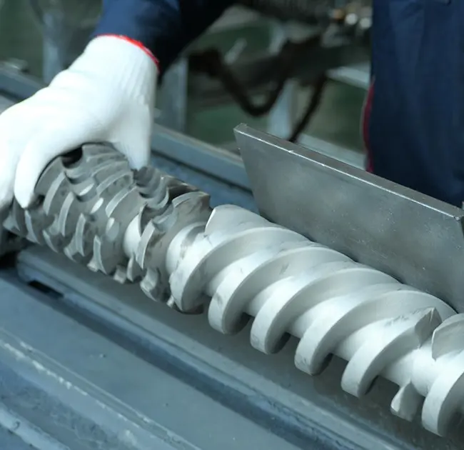 Неліктен экструдерде қара сызықтар қайта-қайта пайда болады? Бұл мақала бөшкедегі немесе бұрандадағы ақаулықтан туындағанын тез анықтауға үйретеді.